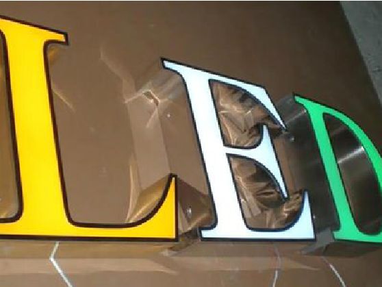 五河介绍LED招牌的基础知识。